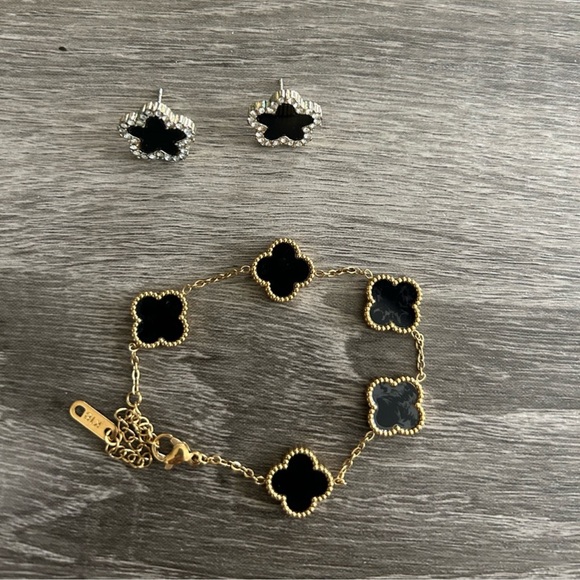 SHEIN Black and Gold Quatrefoil Bracelet - Picture 1 of 3